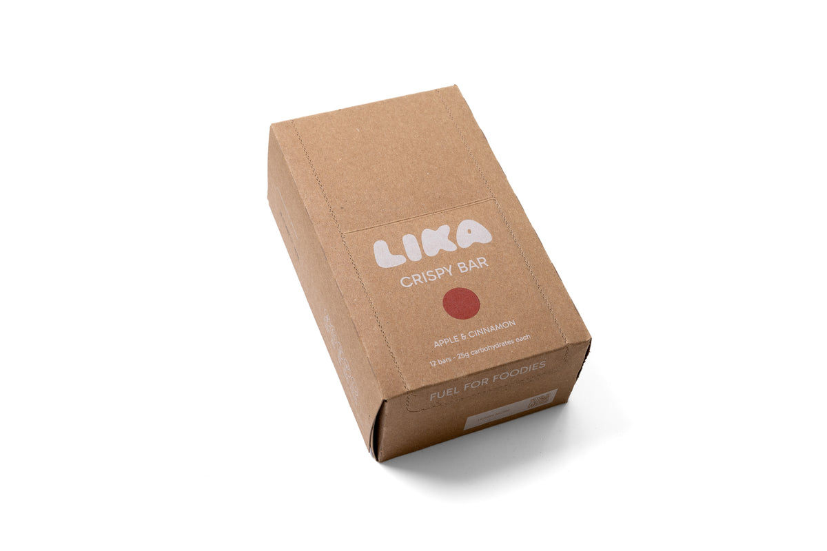 Kraftpapier-Verpackung außen: LIKA CRISPY BAR Apple & Cinnamon Box mit 12 Riegeln, Aufschrift Fuel for Foodies