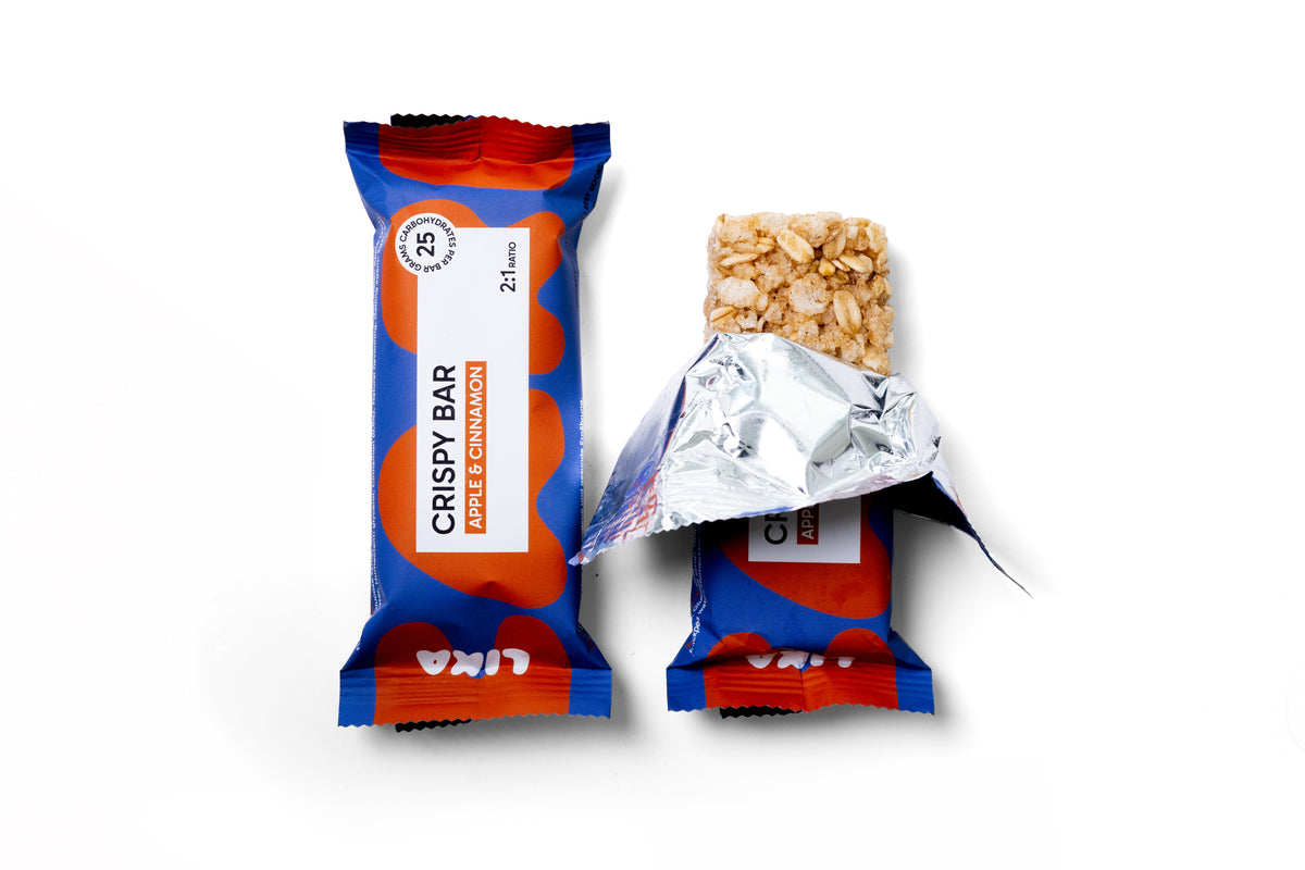 Apple & Cinnamon geöffnet: LIKA CRISPY BAR Apple & Cinnamon, geöffneter Riegel mit Blick auf die crispy Reistextur
