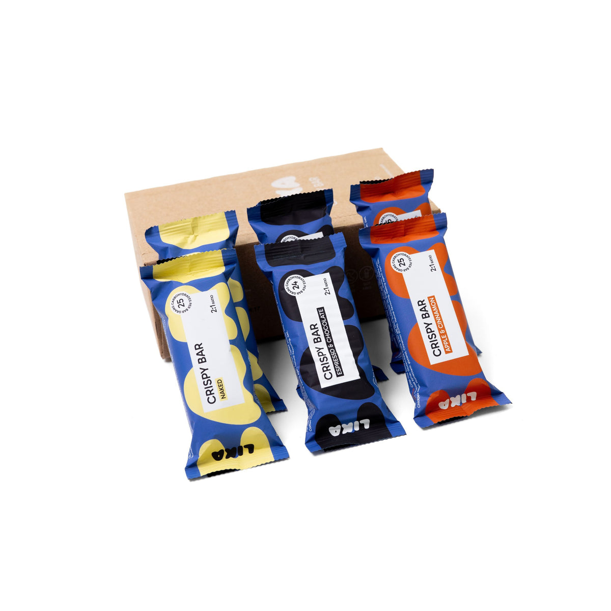 Sechs-Riegel-Set vor Verpackung: LIKA CRISPY BAR Tastebox mit je zwei Riegeln der Sorten Naked, Espresso & Chocolate und Apple & Cinnamon vor der Versandbox